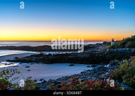 Vista della costa sulla via marginale con il faro di Lobster Point, Ogunquit, Maine, East Coast, Stati Uniti Foto Stock