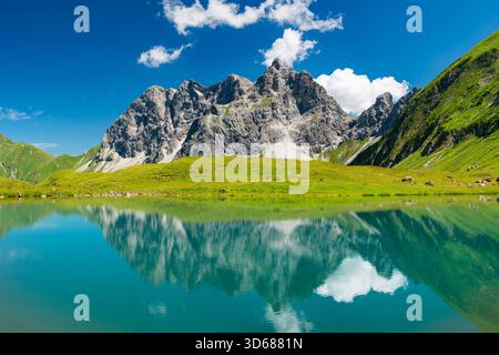 Eissee, Oytal, dietro Grosser Wilder, 2379m, Hochvogel e Rosszahn gruppo, Allgäu Alpi, Allgäu, Baviera, Germania, Europa Foto Stock