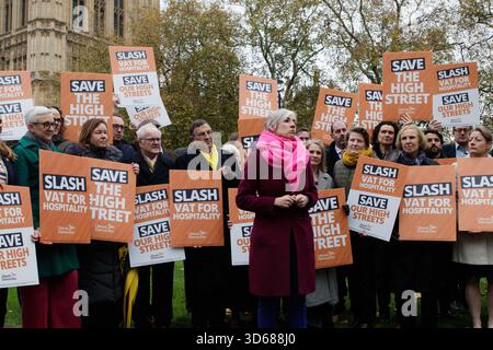 Daisy Cooper, vice leader del Partito Liberal Democratico, parla durante un raduno pre-budget vicino ai Victoria Gardens a Westminster Foto Stock