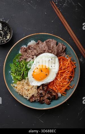 Bibimbap - riso coreano con manzo, verdure e uova fritte Foto Stock