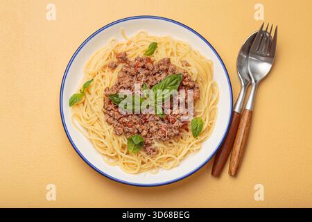 Spaghetti alla bolognese con basilico e parmigiano grattugiato Foto Stock