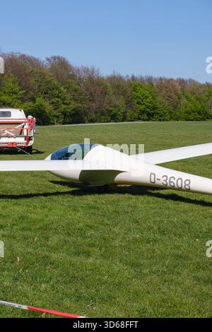 Aliante che viene tirato da un'auto sul campo d'aviazione erboso Foto Stock