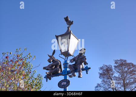 Lampada ornamentale donata dallo Stato di Israele con Bottom e Topol of Fiddler on the Roof a Stratford upon Avon, Warwickshire, Inghilterra Regno Unito Foto Stock