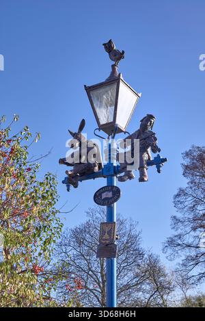 Lampada ornamentale donata dallo Stato di Israele con Bottom e Topol of Fiddler on the Roof a Stratford upon Avon, Warwickshire, Inghilterra Regno Unito Foto Stock