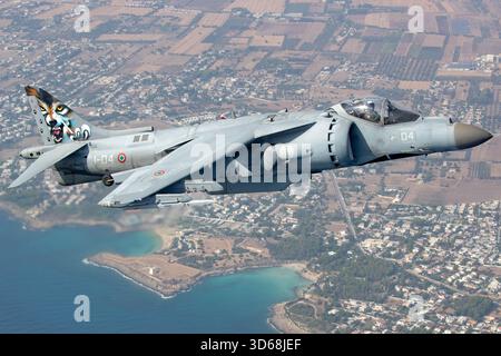 Marina militare AV-8B Harrier II, tra cui le rare varianti TAV-8B da addestramento biposto e monoposto, fotografò air-to-air vicino a Taranto, in Italia, in rotta verso la Athens Flying Week. La sortita catturò i jet d’attacco verticali/corti della Marina italiana al decollo e all’atterraggio in formazione sulla costa mediterranea. Foto Stock