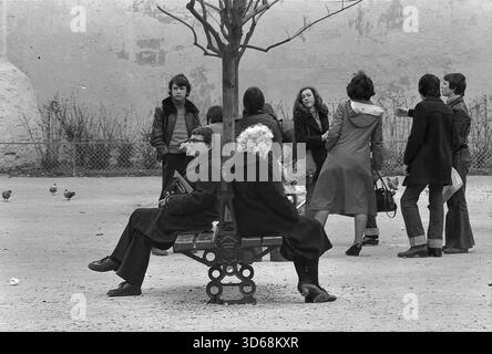 1975, Parigi, Rive guidava, gente. Foto Stock