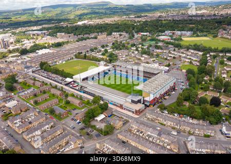 Burnley Lancashire, Regno Unito, 2 luglio 2025: Foto aerea del famoso Burnley Football Club e dei terreni circondati da case suburbane prese da abo Foto Stock
