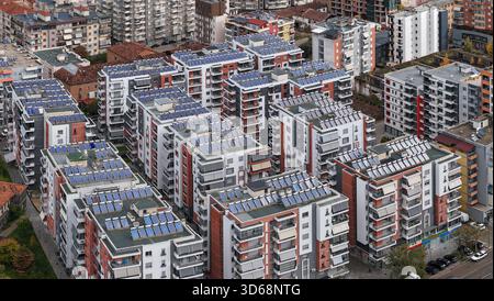 Primo piano aereo dei moderni edifici residenziali di Korçë con tetti a pannelli solari, balconi e una fitta architettura urbana. Foto Stock