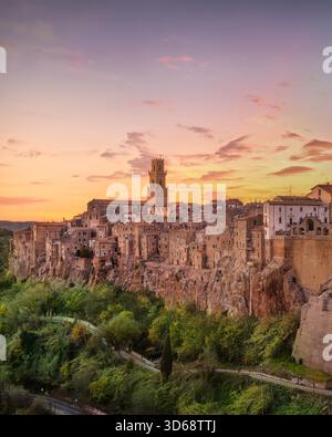 Toscana, Pitigliano borgo medievale sul tufo rocky hill. Panorama al tramonto. L'Italia, l'Europa. Foto Stock