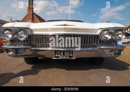 Griglia frontale di una Cadillac del 1960 proveniente dagli Stati Uniti (probabilmente 1960 Cadillac Coupé DeVille). Sfilata di auto d'epoca ad Aldeburgh. Suffolk. REGNO UNITO. (140) Foto Stock