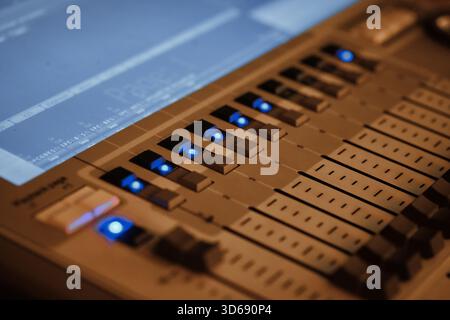 Console mixer audio con luci blu Foto Stock