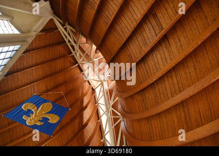 Rouen, Normandia, Francia - 23 settembre 2025: Interno della Chiesa cattolica di Santa Giovanna d'Arco Foto Stock