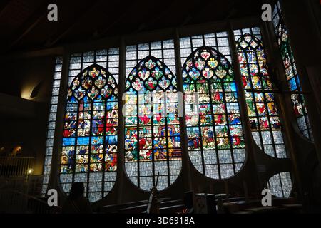 Rouen, Normandia, Francia - 23 settembre 2025: Interno della Chiesa cattolica di Santa Giovanna d'Arco Foto Stock