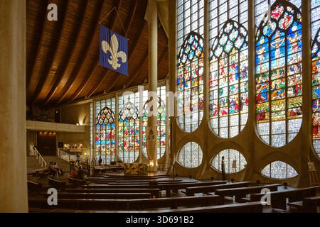 Rouen, Normandia, Francia - 23 settembre 2025: Interno della Chiesa cattolica di Santa Giovanna d'Arco Foto Stock