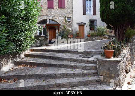 Stradine strette, case di villaggio e scalini nel tradizionale villaggio Hilltop di Cabris Alpes-Maritimes Francia Foto Stock