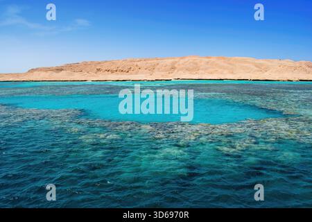 Splendida laguna marina tropicale turchese, barriera corallina e isola Foto Stock