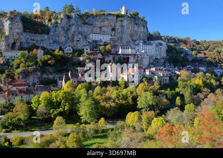 Lo spettacolare villaggio di Rocamadour, Lot, Francia, arroccato su una ripida scogliera, con colori autunnali Foto Stock