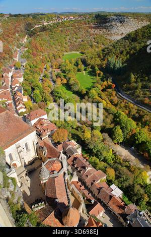 Veduta aerea del villaggio di Rocamadour, Lot, Francia, con le tradizionali case medievali e i verdi dintorni Foto Stock