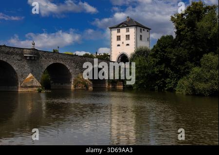 L'ultima torre di ponte del XIV secolo sopravvissuta in Germania: La piazza bianca Brückentor all'estremità settentrionale della pietra arcuata alte Lahnbrücke (Ponte Vecchio Lahn) a Limburg an der Lahn, Assia. Il ponte, costruito tra il 1315 e il 1354 d.C., riscosse pedaggi sui mercanti utilizzando la via Publica tra Colonia e Francoforte, arricchendo il Limburgo per diversi secoli. Foto Stock