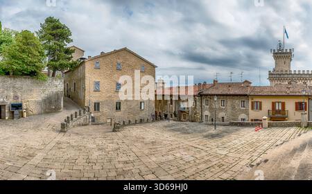 La scenografica Piazza del Duomo, luogo della chiesa principale della città di San Marino Foto Stock
