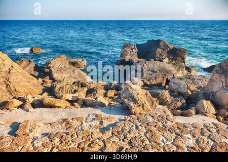 Vista panoramica sul mare vicino al Castello Aragonese, noto anche come le Castella, sul Mar Ionio nella città di Isola di Capo Rizzuto, Italia Foto Stock