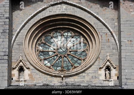 Rose Window sulla facciata ovest della cattedrale romanica di Notre-Dame-du-Bourg, fontana c9th, Digne-les-Bains Alpes-de-Haute-Provence Provence Francia Foto Stock