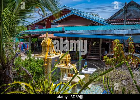 Percorso ferroviario per il mercato dei treni di Maeklong a Bangkok, Thailandia Foto Stock