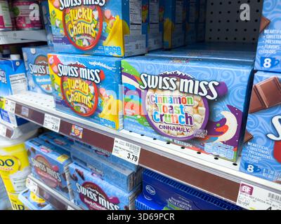 Los Angeles, California, Stati Uniti - 02-01-2023: Una vista di diverse scatole di mix di cioccolata calda Swiss Miss aromatizzata ai cereali, presso il negozio. Foto Stock