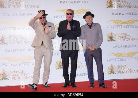 (Da sinistra a destra) Mike Barson, Suggs e Mark Bedford dei Madness partecipano alla Royal Variety Performance alla Royal Albert Hall di Londra. Data foto: Mercoledì 19 novembre 2025. Foto Stock