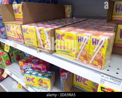 Los Angeles, California, Stati Uniti - 02-01-2023: Una vista di diversi pacchetti di scatole di succo Hi-C, in mostra in un negozio di alimentari locale. Foto Stock