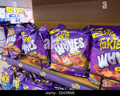 Los Angeles, California, Stati Uniti - 02-01-2023: Una vista di diversi pacchetti di spuntini Takis Waves, in mostra in un negozio di alimentari locale. Foto Stock