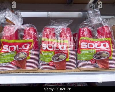 Los Angeles, California, Stati Uniti - 04-14-2024: Una vista di diversi pacchetti di bicchieri solo rossi, in mostra in un negozio di alimentari locale. Foto Stock