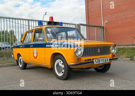 Russia, Oblast' di Samara, Tolyatti - 31 luglio 2023. Parco complesso di storia delle attrezzature intitolato a K.G. Sacharov. Un'auto della polizia sovietica d'epoca restaurata. Foto Stock