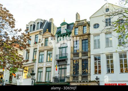 Bruxelles, Belgio - 28 ottobre 2025: Facciata di case antiche, splendida architettura di edifici di strada. Foto Stock