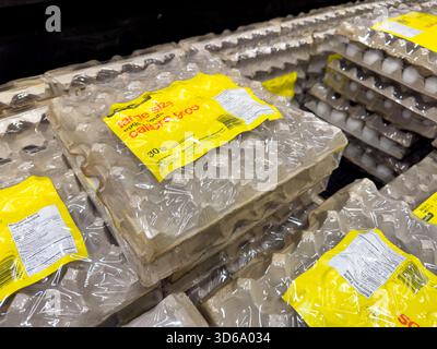 Winnipeg, Manitoba, Canada - 05-08-2023: Una vista di diversi cartoni di uova grandi senza nome, in mostra in un negozio di alimentari locale. Foto Stock