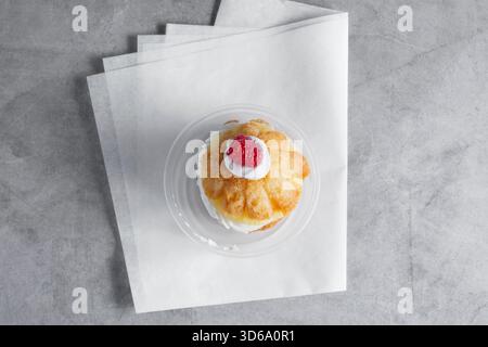Vista dall'alto di una torta al rum baba. Foto Stock