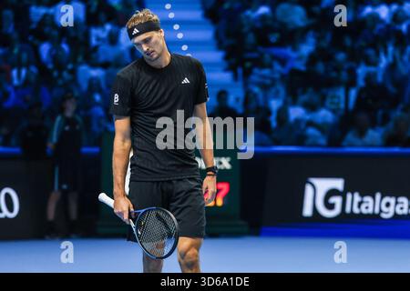 Il tedesco Alexander Zverev reagisce durante la fase a gironi maschile contro Felix Auger-Aliassime del Canada il sesto giorno delle finali Nitto ATP 2025 all'Inalpi Arena di Torino Foto Stock