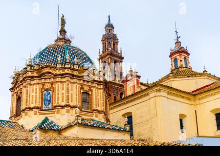 Il campanile della chiesa di San Pedro a Carmona, Siviglia, Andalusia, Spagna. La chiesa fu costruita alla fine del XV secolo. Il campanile (chiamato Girald Foto Stock