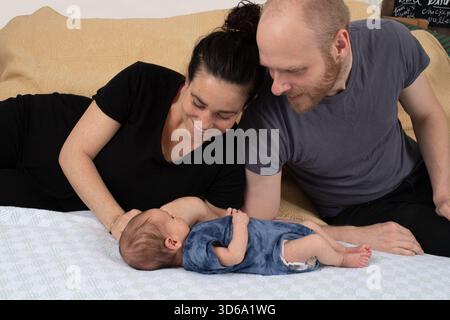 Bambino appena nato, di 3 settimane, con i genitori Foto Stock