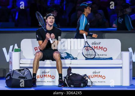 Il tedesco Alexander Zverev reagisce durante la fase a gironi maschile contro Felix Auger-Aliassime del Canada il sesto giorno delle finali Nitto ATP 2025 all'Inalpi Arena di Torino Foto Stock