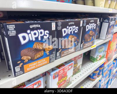 Winnipeg, Manitoba, Canada - 05-08-2023: Una vista di diversi pacchetti di barrette di cioccolato Quaker Dips, in mostra in un negozio di alimentari locale. Foto Stock