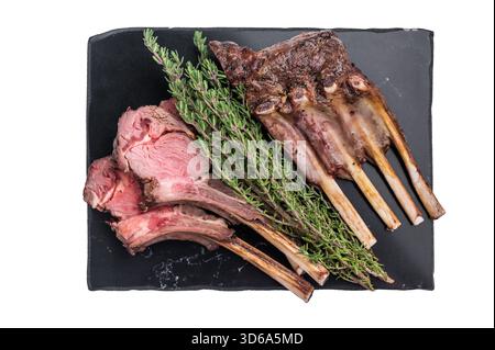 Costolette di agnello arrosto, cotolette di carne di montone isolate su sfondo bianco. Foto Stock