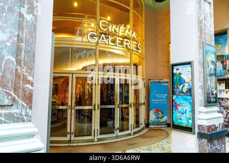 Bruxelles, Belgio - 28 ottobre 2025: Vecchie gallerie del cinema nella Galleria Hubert. Poster della porta d'ingresso Foto Stock