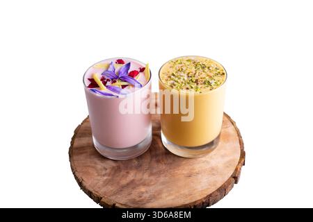 Una vista su una tavola di legno di lavanda e mango lassi. Foto Stock