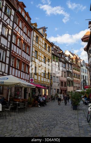 Case colorate e tradizionali in legno lungo via Weißgerbergasse a Norimberga, Baviera, Germania, che mostrano un'affascinante architettura medievale Foto Stock