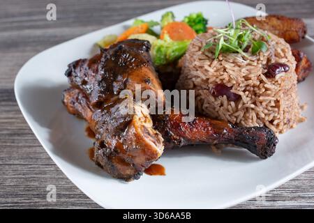 Vista di un piatto di pollo strapazzato. Foto Stock