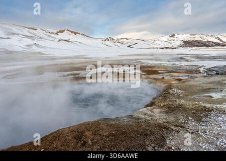 Area geotermica di Hverir con fumarole attive, piscine di fango bollenti, elevate emissioni di vapore e forti depositi di zolfo su terreni geotermicamente instabili Foto Stock