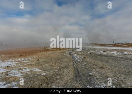 Area geotermica di Hverir con fumarole attive, piscine di fango bollenti, elevate emissioni di vapore e forti depositi di zolfo su terreni geotermicamente instabili Foto Stock