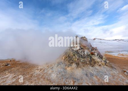 Area geotermica di Hverir con fumarole attive, piscine di fango bollenti, elevate emissioni di vapore e forti depositi di zolfo su terreni geotermicamente instabili Foto Stock