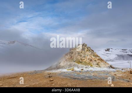 Area geotermica di Hverir con fumarole attive, piscine di fango bollenti, elevate emissioni di vapore e forti depositi di zolfo su terreni geotermicamente instabili Foto Stock